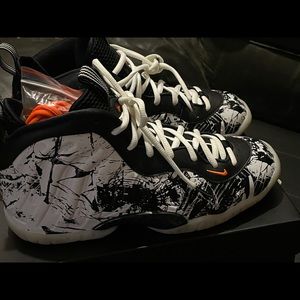 Black & white little posites sizes 6y.comes with orange laces